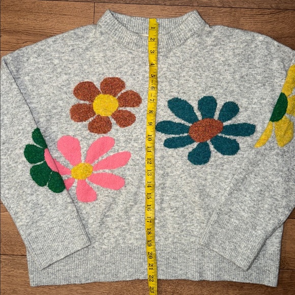 Natural Life Size Medium Ash Flower Boxy Intarsia Sweater Everyone’s Favorite - Picture 7 of 13